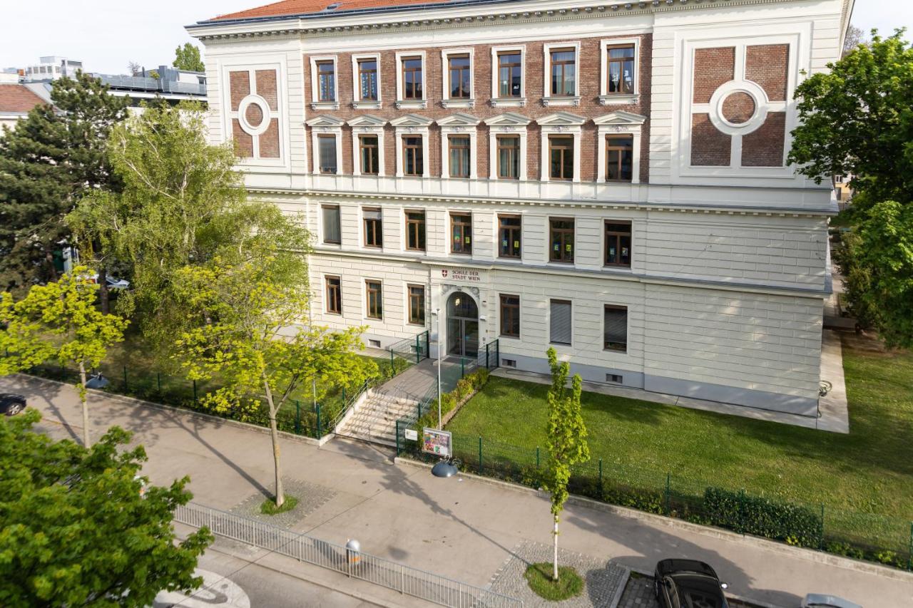 Moonlight Apartment With Porch Near Schoenbrunn And Westbahnhof Vienna Esterno foto