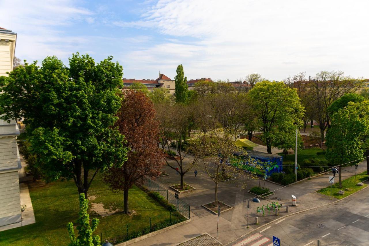 Moonlight Apartment With Porch Near Schoenbrunn And Westbahnhof Vienna Esterno foto