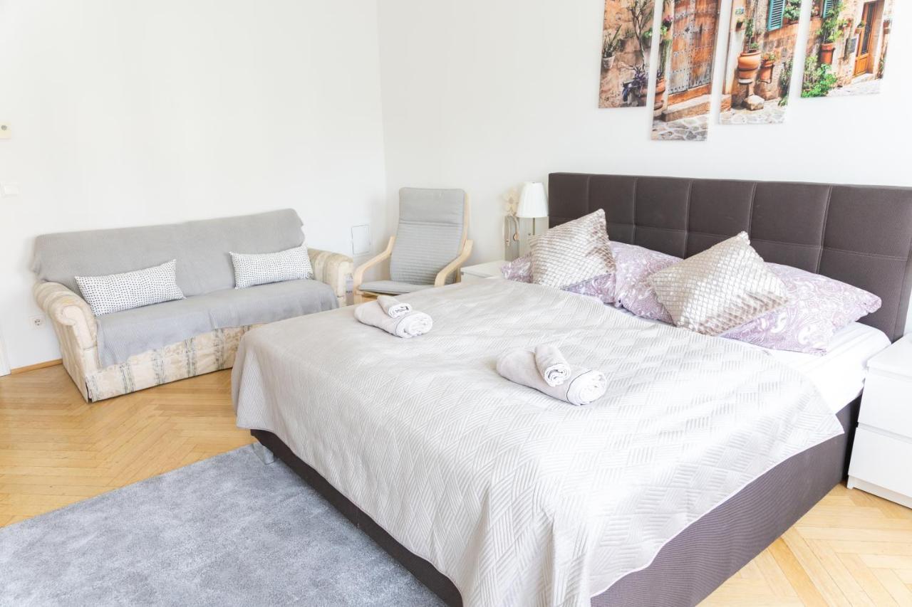 Moonlight Apartment With Porch Near Schoenbrunn And Westbahnhof Vienna Esterno foto