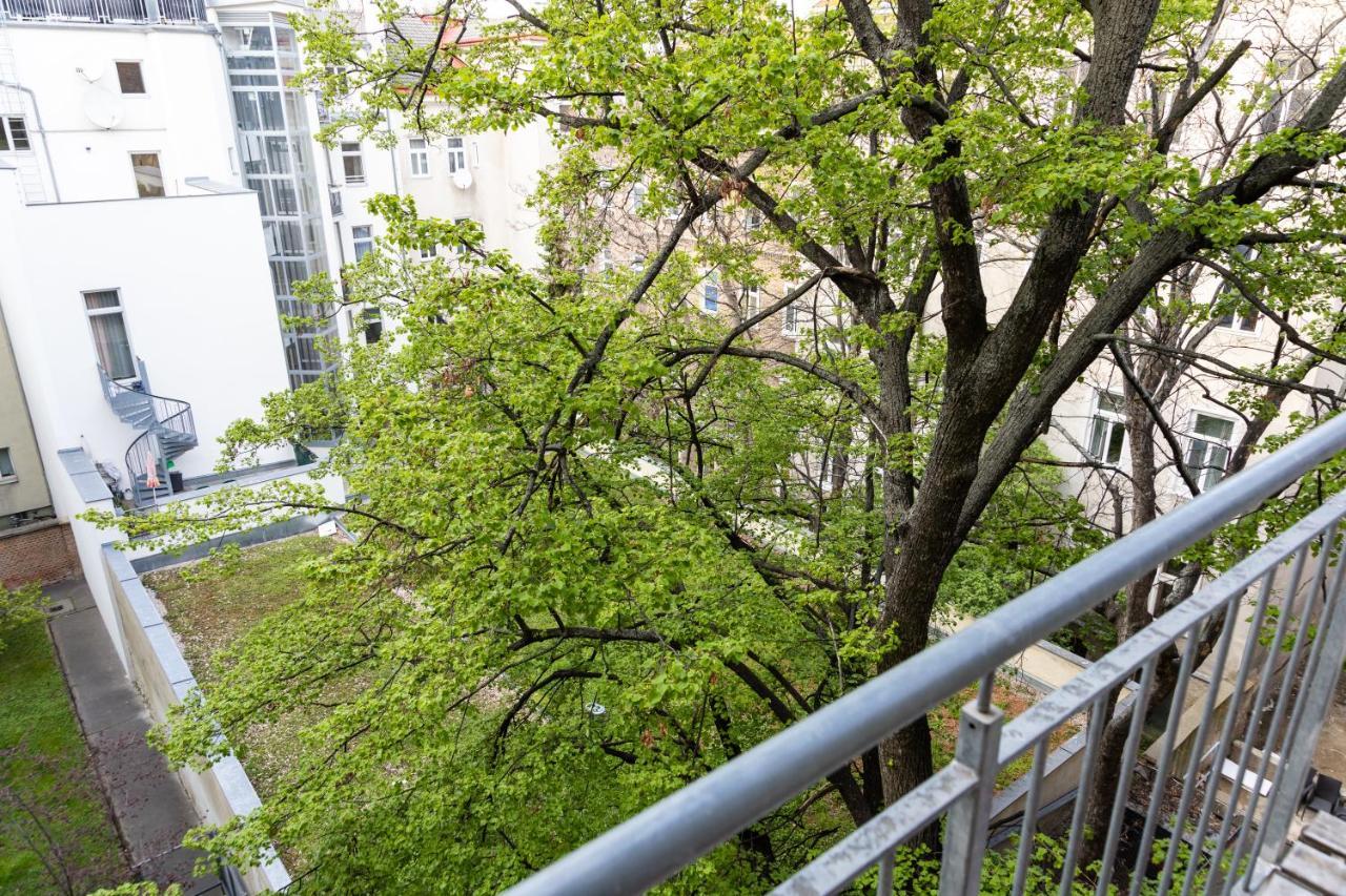 Moonlight Apartment With Porch Near Schoenbrunn And Westbahnhof Vienna Esterno foto